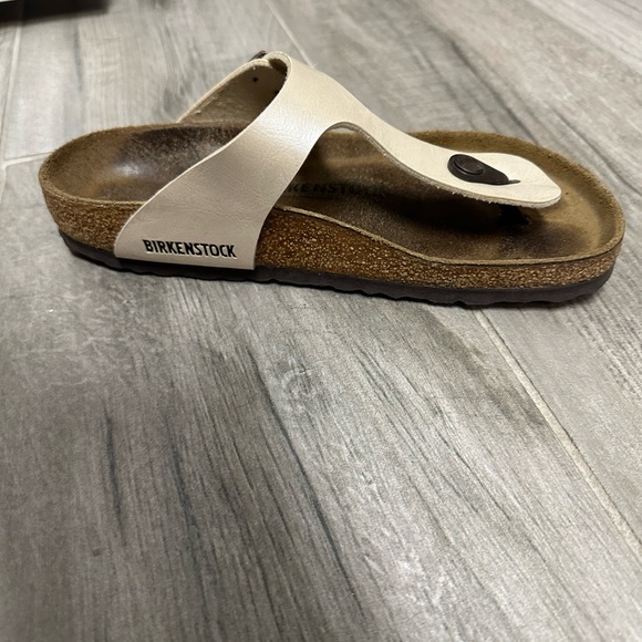 Women’s Gizeh Birkenstocks, Gold, EU 37, US 6-6.5 - Picture 4 of 5